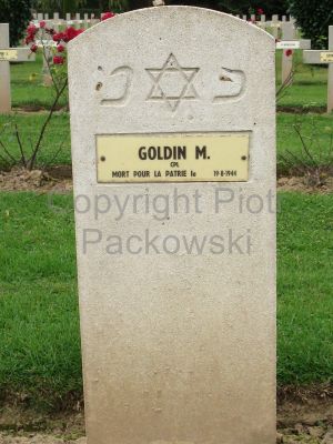 GOLDIN Michal
- 21 ans -
Né 30.08.1922 Warszawa Mazowieckie
Décès 19.08.1944 Les Moutiers-en-Auge (14)
Matricule 23727
1ère Division Blindée Polonaise
1ère Artillerie Motorisée
Caporal
Décoration : VIRTUTI MILITARI
Tombe 9 - Carré I - Rang F
copyright photo Piotr Packowski
copyright Frania
