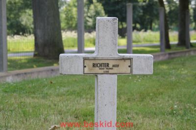 RICHTER Jozef
Décès 06.1940 Lagarde (57)
Inhumation 11.06.1942 - Tombe 240  
Armée Polonaise
Sous-Officier 
1ère Division Grenadiers Polonais
1er Bataillon
Matricule 6849-1206
copyright Frania 
