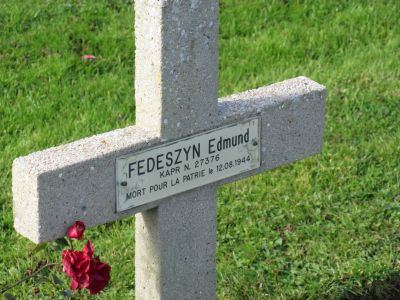 FEDESZYN Edmund
- 25 ans -
Né 11.11.1918 Lwow (Ukraine)
Décès 12.08.1944 Les Baux-Sainte-Croix (27)
Matricule 27376 - M.R. 7F/4 122492
1ère Division Blindée Polonaise
8ème Bataillon Fusiliers Tirailleurs
Caporal
Tombe 5 - Carré I - Rang E
copyright photo Piotr Packowski
copyright Frania
