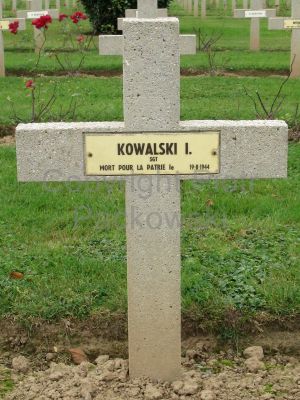 KOWALSKI I. Stefan
- 39 ans -
Né 02-09-1904 Kociszew Piotrkow
Décès 19-08-1944 Les Moutiers-en-Auge (14)
Sergent Lancier
1ère Division Blindée Polonaise
1er Régiment d'Artillerie Motorisée
Matricule 6241
Décoration : KRZYZ WALECZNYCH
Tombe 7 - Rang F - Carré I
copyright photo Piotr Packowski
copyright Frania
