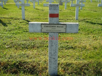 STANISZEWSKI Waclaw Wincenty
42 ans - Célibataire
Né 17.08.1900 Varsovie Mazowieckie (PL)
Fils de Michal & Jozefa Woystejinska
Décès 10.03.1943 Lyon 3ème (69)
(Hôpital Desgenettes)
Estampille 697/3
3ème Régiment Artillerie Polonais
Soldat
Domicile 31 rue Claude Boyer Lyon 7ème 
Provenance Lyon-Guillotière 6/3-4-26
Inhumation 30.09.1957 - PV 2190
Carré D - Rang 4 - Tombe 19
Copyright Frania
