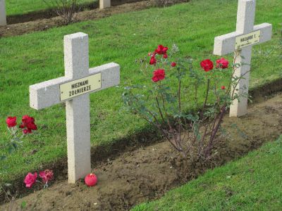 WACLANEK Tadeusz
- 28 ans -
Né 14.12.1915 Skuly Blonie
Décès 08.08.1944 Saint-Aignan-de-Cramesnil (14)
Matricule V 3563
1ère Division Blindée Polonaise
2ème Régiment Blindé
Caporal
Tombe 3 - Carré IV - Rang B
copyright photo Piotr Packowski
copyright Frania
